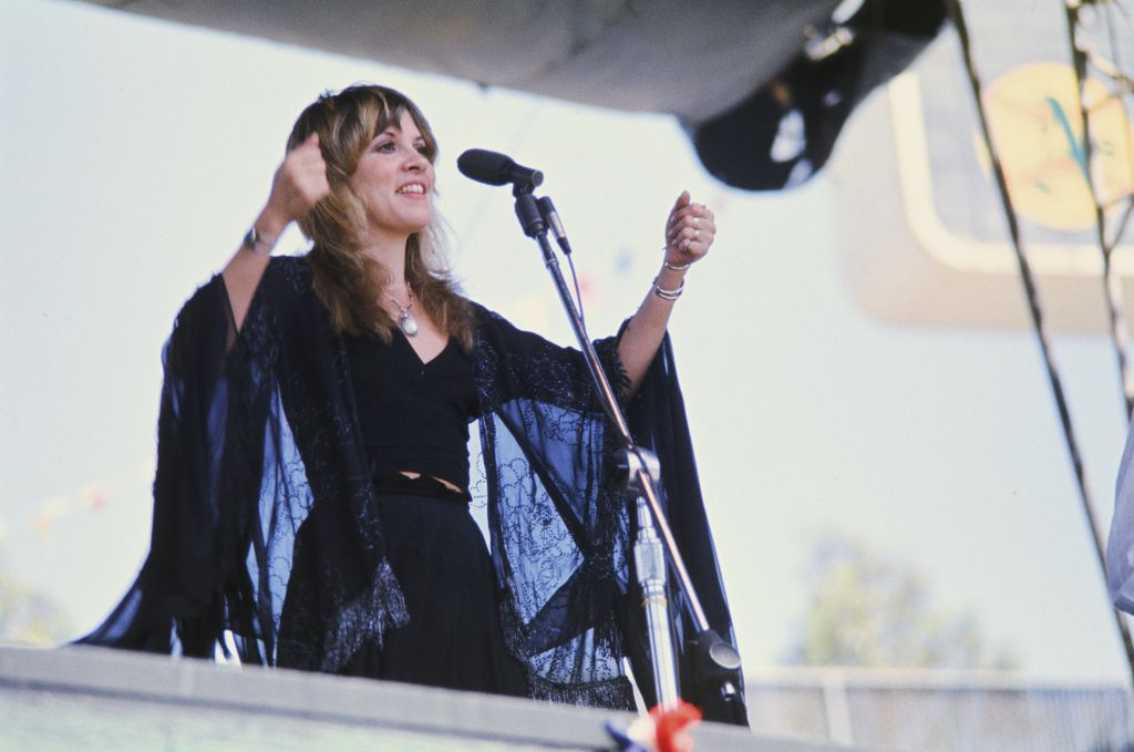 Stevie Nicks Jacket Outfit: How to Rock the Look?